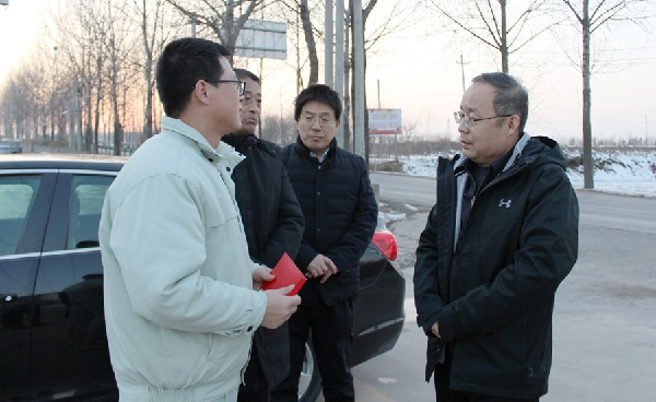 永壽縣縣委常委、副縣長屈春生春節(jié)前到華浩軒公司走訪慰問縣...